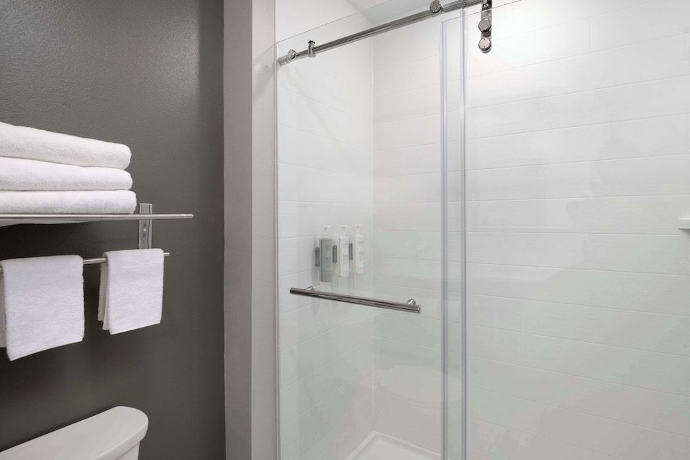 Spark by Hilton Destin Junior Suite, 1 King Bed, Accessible (Hearing) 5