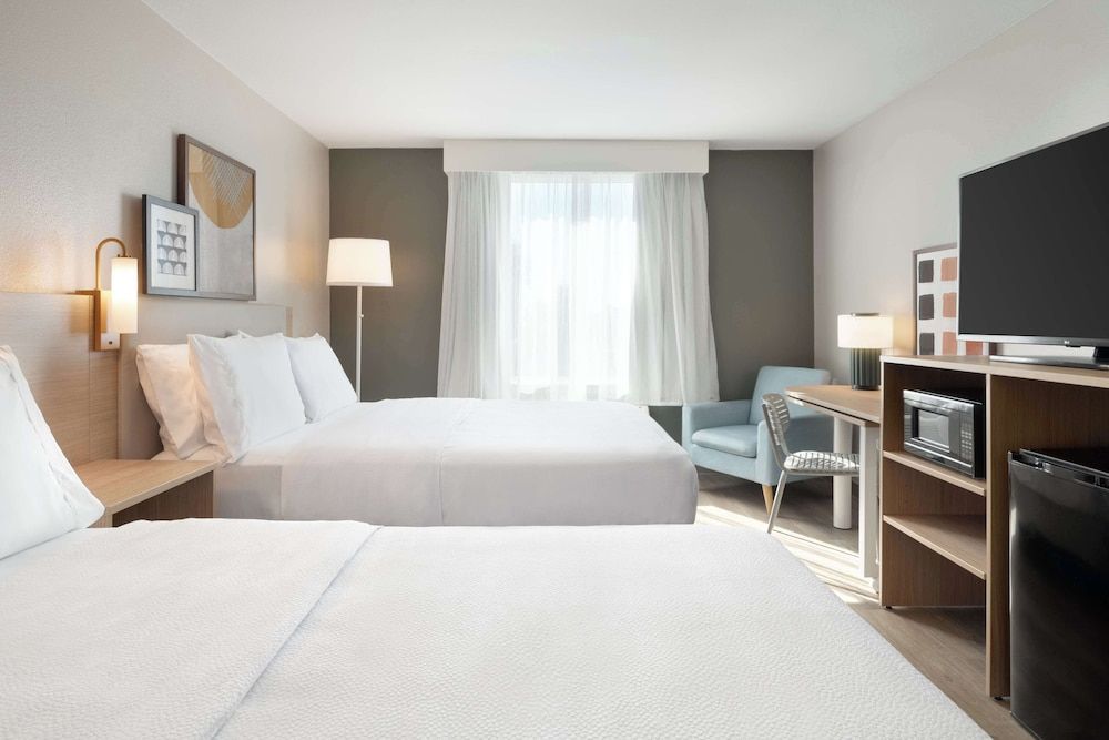 Spark by Hilton Destin Room, 2 Queen Beds, Accessible, Bathtub (Mobility) 4