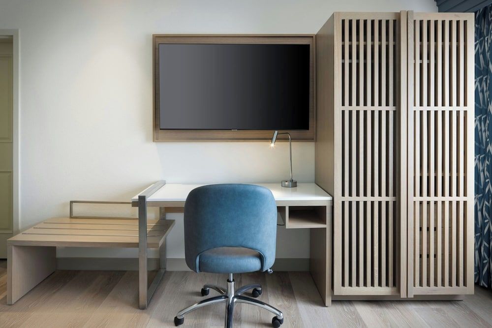Suite, Multiple Beds, Non Smoking (Mobility Accessible, Tub)