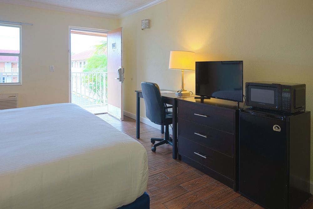 Fairway Inn Florida City Homestead Everglades Standard King Room, 1 King Bed 4