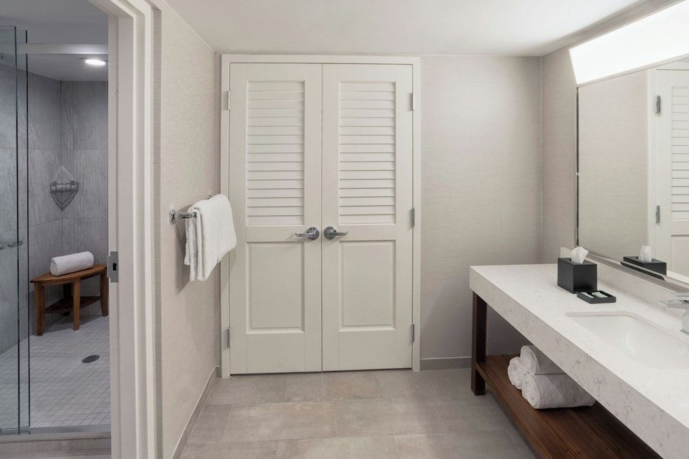 Suite, 1 Bedroom, Non Smoking, Balcony (Mobility/Hearing Access, Roll-in Shwr)