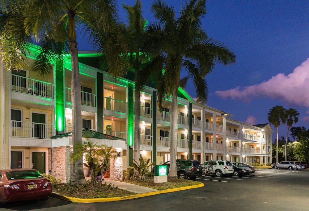 undefined HomeTowne Studios by Red Roof Fort Lauderdale 8