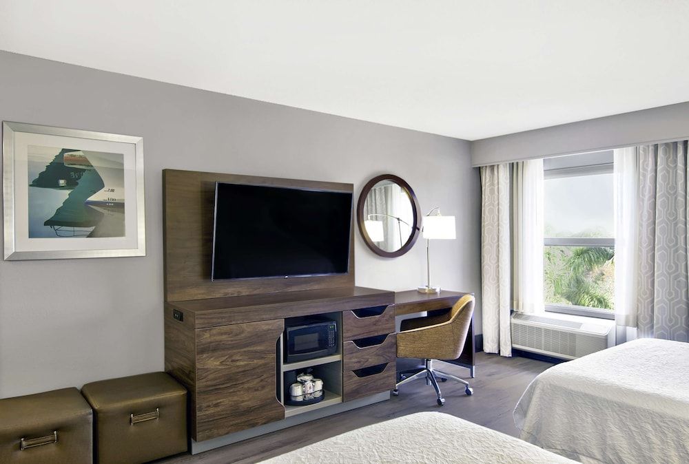 Hampton Inn Ft. Lauderdale Airport North Cruise Port Room, 1 King Bed, Accessible, Bathtub (Mobility & Hearing) 6