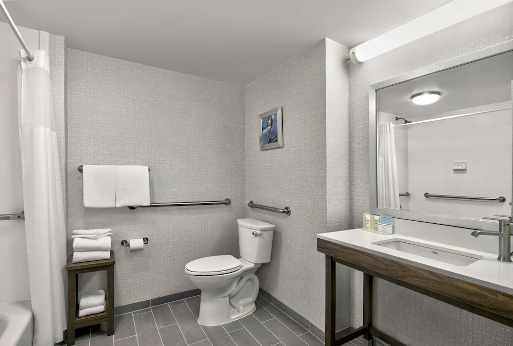 Hampton Inn Ft. Lauderdale Airport North Cruise Port Room, 1 King Bed, Accessible, Bathtub (Mobility & Hearing) 5