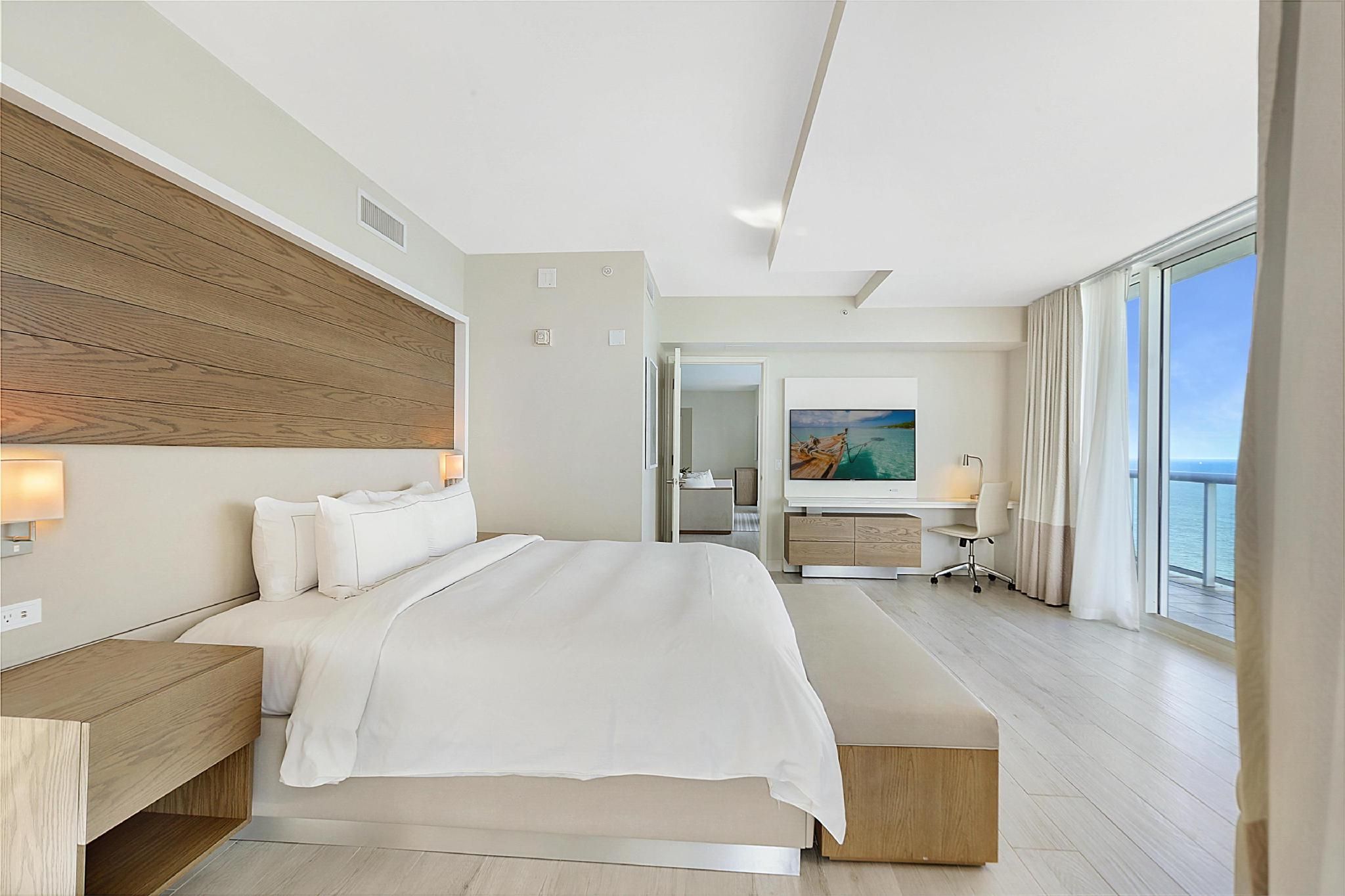 OCEANFRONT PENTHOUSE - 2 BDRMS WITH KING BED