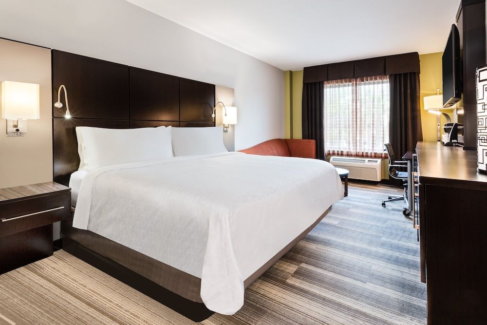 Holiday Inn Express Ft. Lauderdale Cruise-Airport by IHG Standard Room, 1 King Bed 2