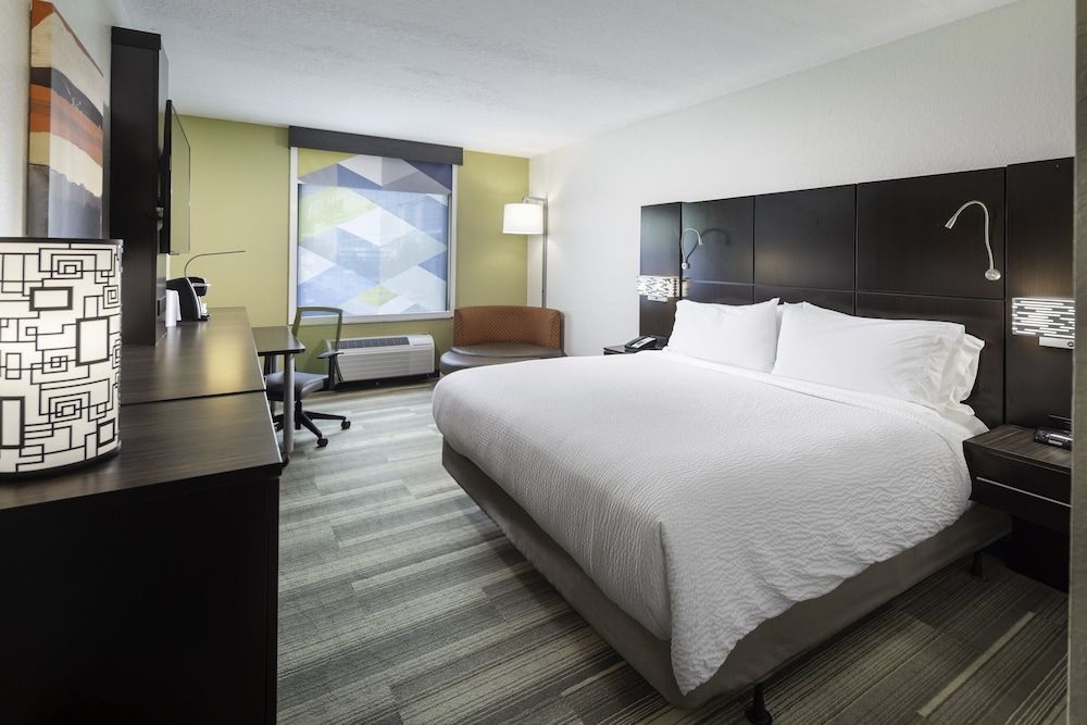 Holiday Inn Express Ft. Lauderdale Cruise-Airport by IHG Standard Room, 1 King Bed 3