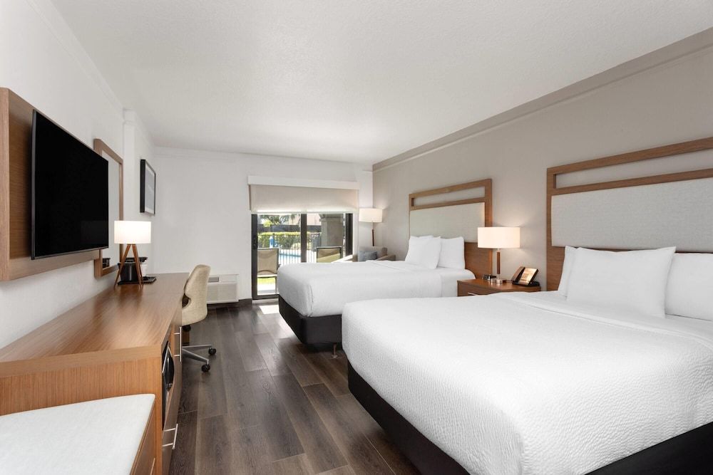 La Quinta Inn & Suites by Wyndham Ft Lauderdale Cypress Cr Room, 2 Double Beds, Non Smoking