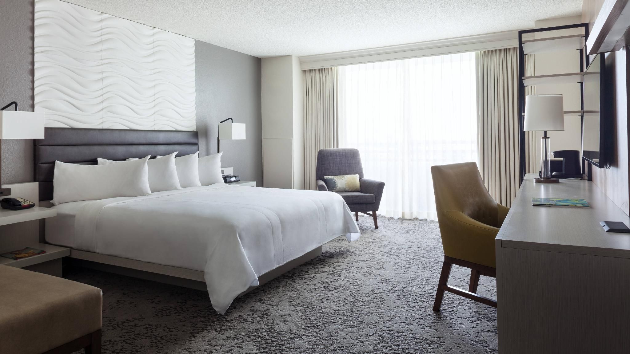 Concierge lounge access, 1 Bedroom Suite, 1 King