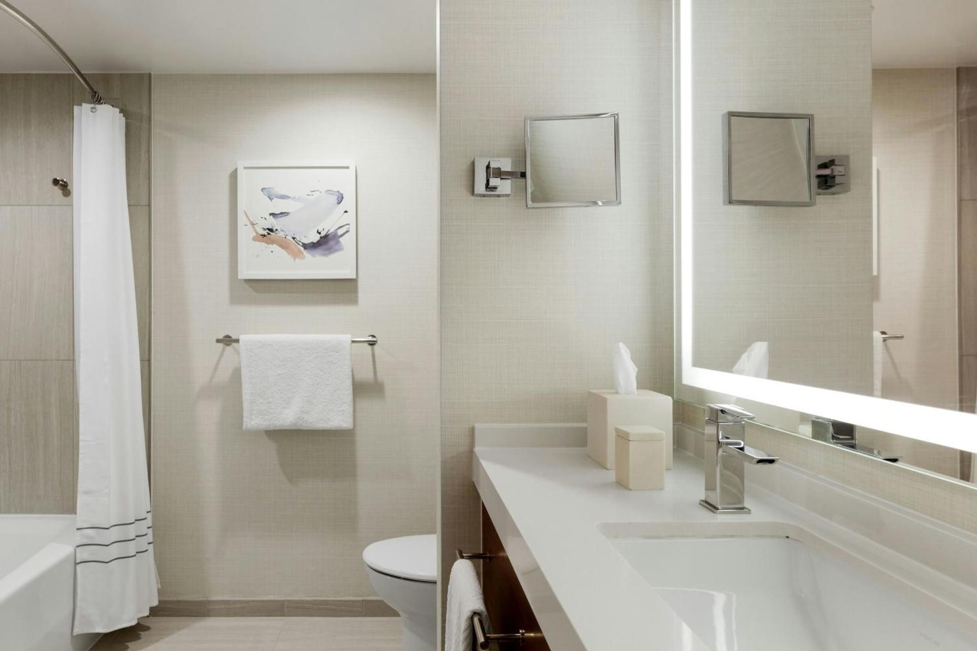 Oceanfront, Deluxe Guest room, 1 King, Balcony (Mobility Accessible w/ Roll-in Shower)