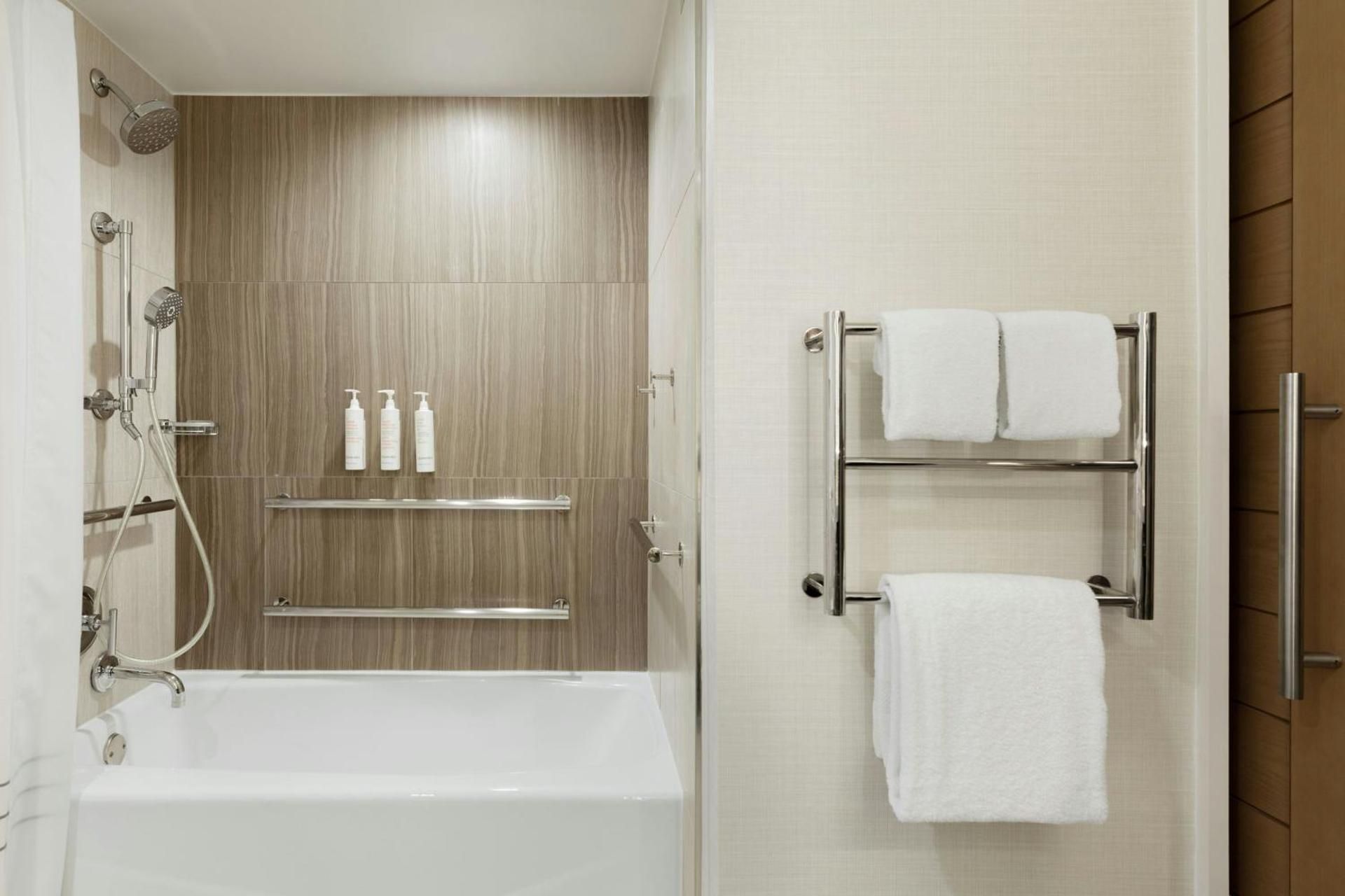 Deluxe Guest room, 1 King, Balcony (Mobility Accessible w/ Tub)