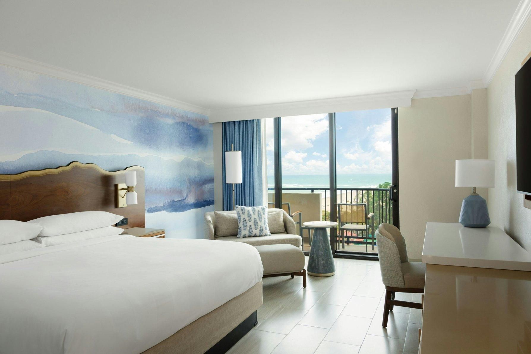 Pool & Partial Ocean View, Deluxe Guest room, 1 King, Partial ocean view, Balcony