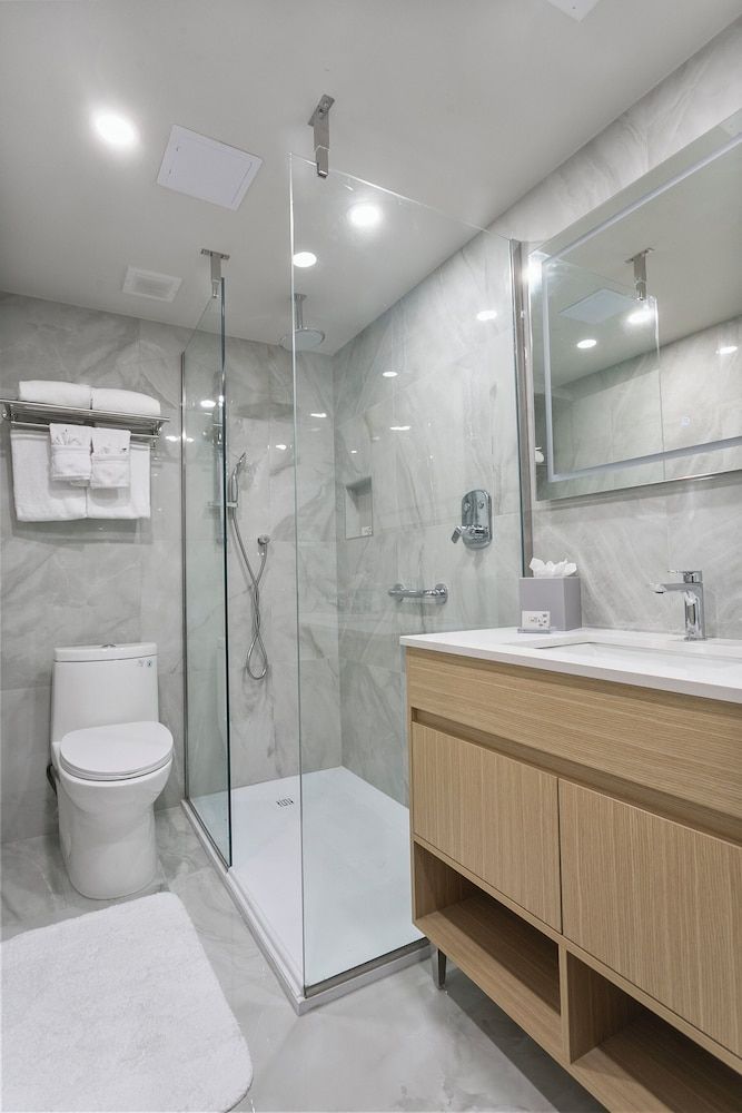 Ocean Sky Hotel and Resort Premium Room, 1 King Bed, Partial Ocean View 4