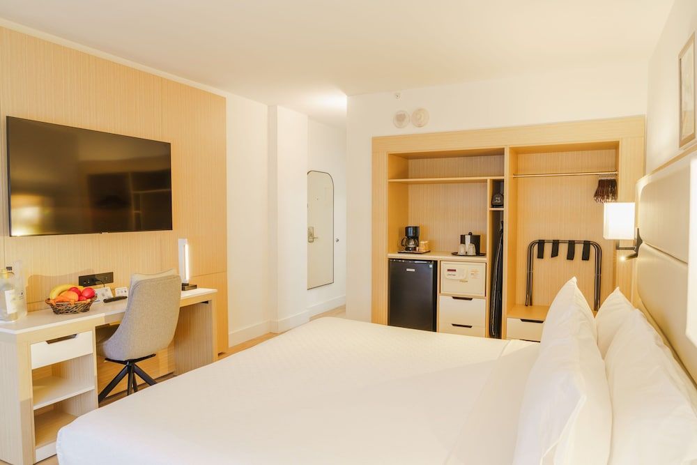 Ocean Sky Hotel and Resort Premium Room, 1 King Bed, Partial Ocean View 3