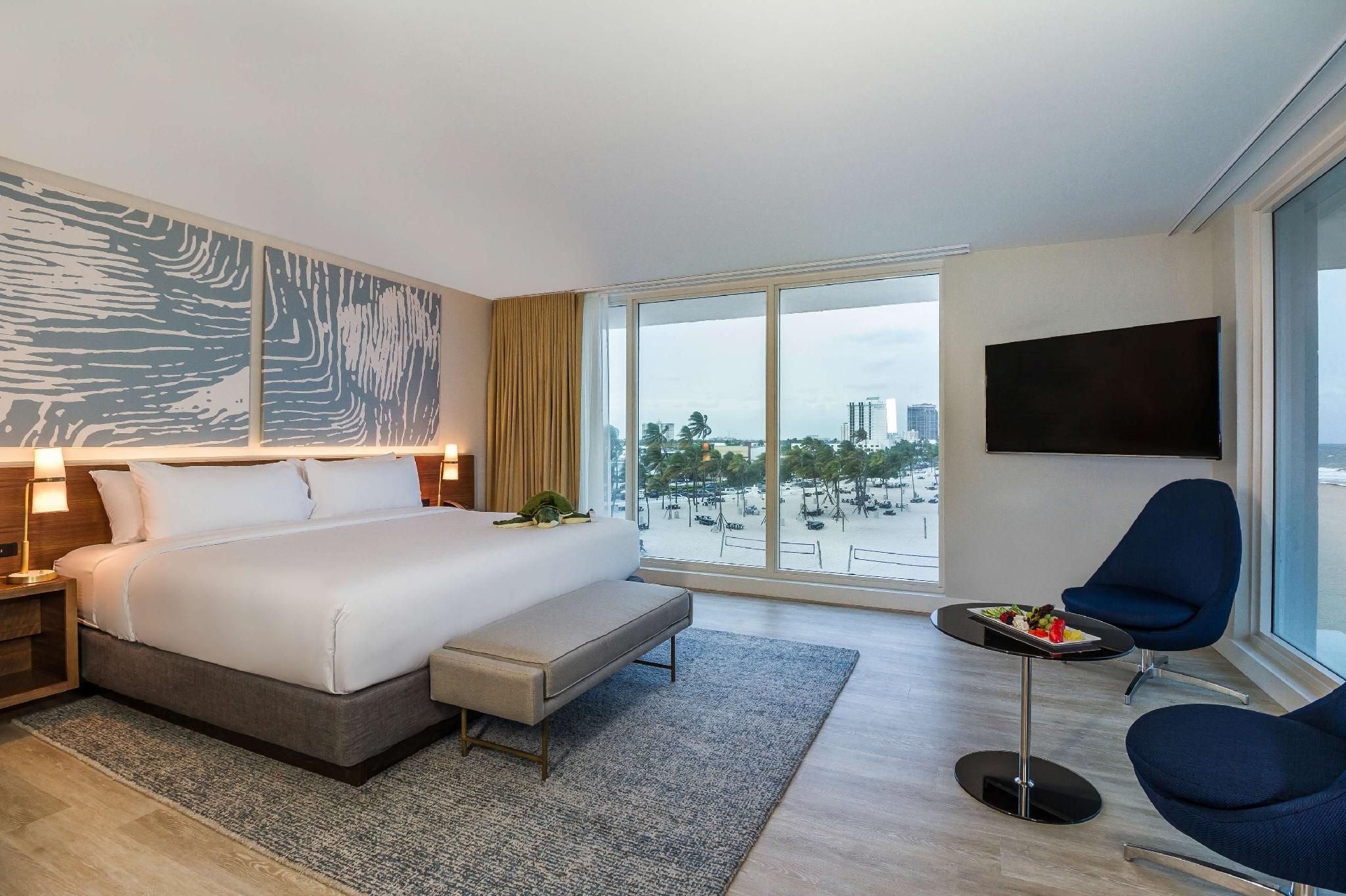 Master Ocean Front One Bedroom Suite with Living Room