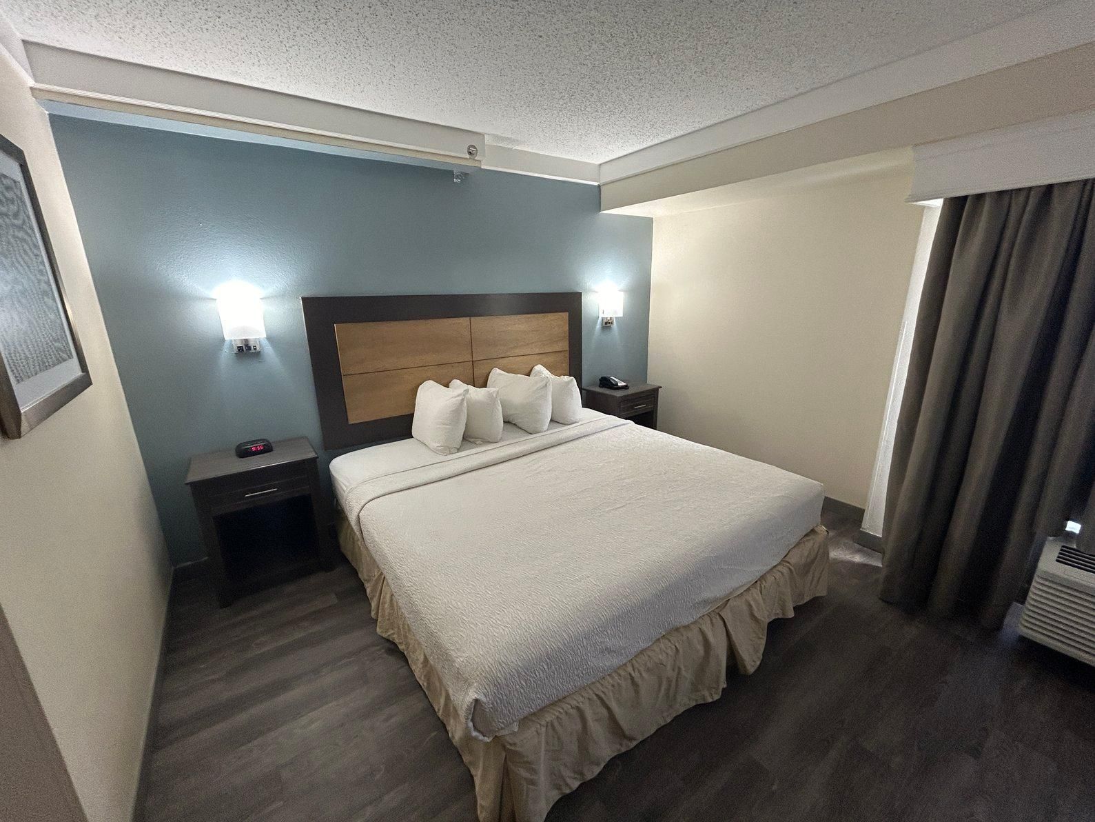 Suite King with Jetted Tub Smoke Free