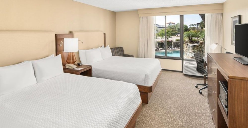 Room, 2 Queen Beds, Pool View