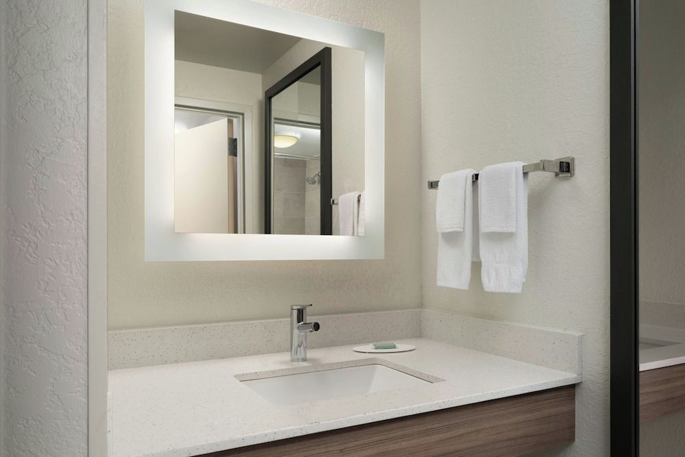 Suite, Multiple Beds (Mobility/Hearing Access, Roll-In Shwr)