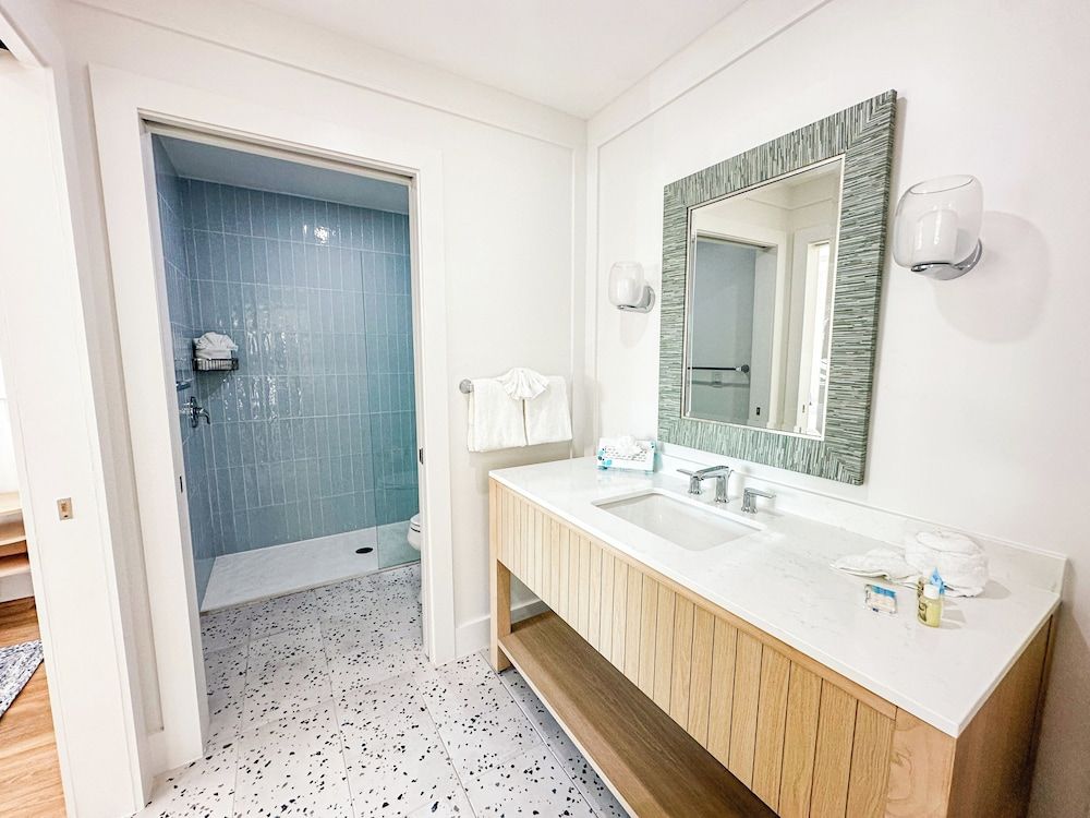 Offshore King Suite (Family Friendly, No Pet Friendly)