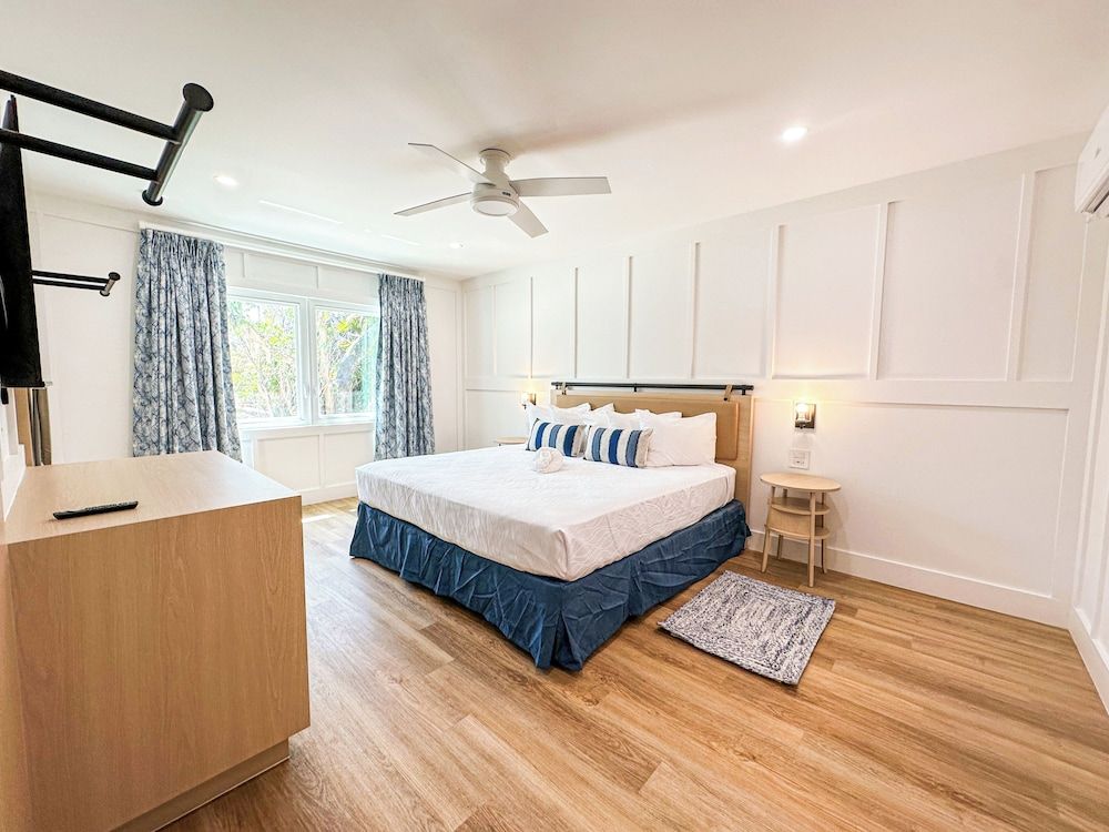 Offshore King Suite (Family Friendly, No Pet Friendly)