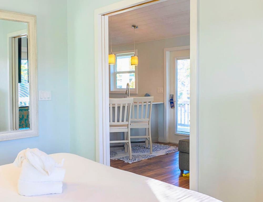 Signature Cottage, 1 Queen Bed, Canal View
