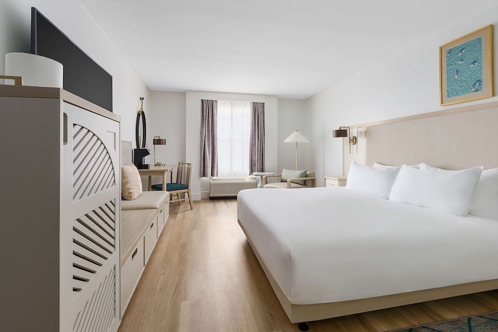 Beal House Fort Walton Beach, Tapestry Collection by Hilton Room, 1 King Bed, Accessible (Mobility, Hearing, Roll-In Shower) 2