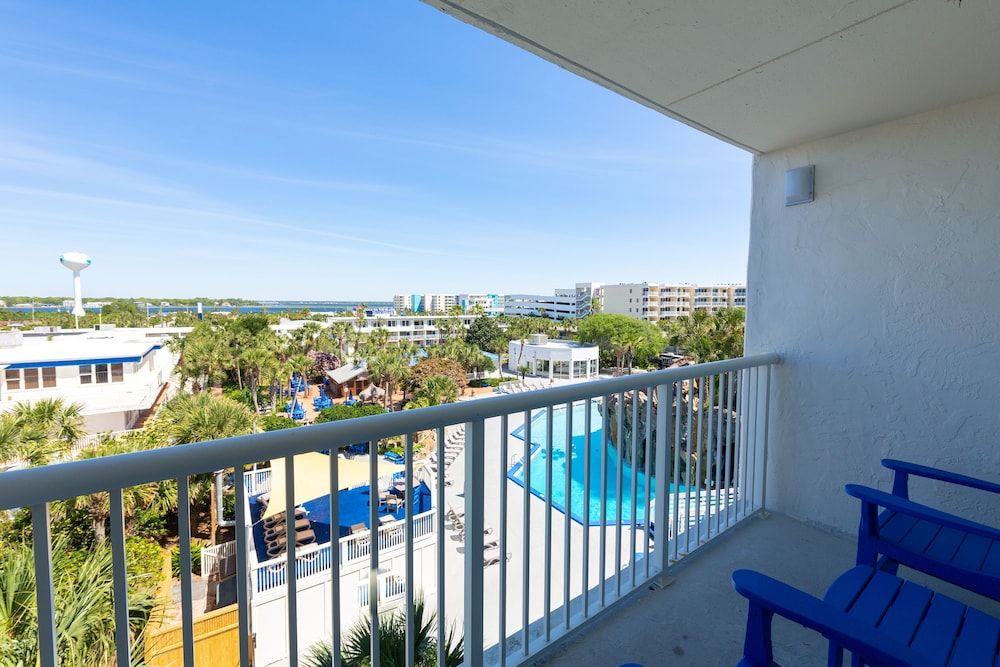 Room, 2 Queen Beds, Pool View