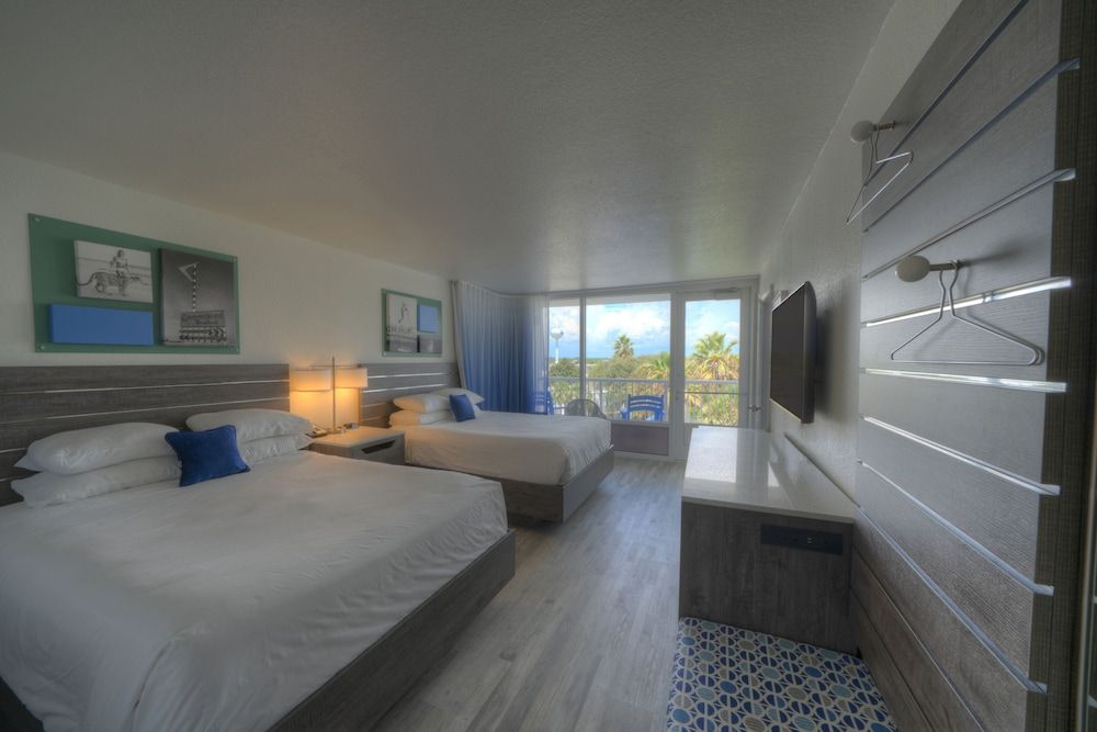 Room, 2 Queen Beds, Pool View