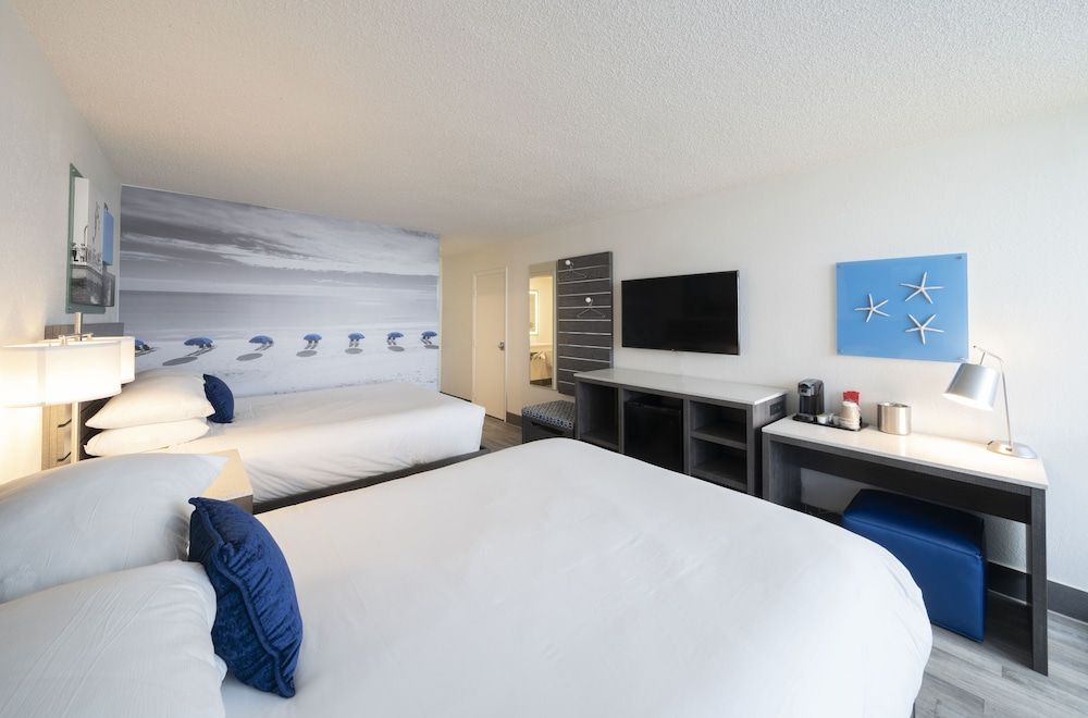 Room, 2 Queen Beds, Pool View, Poolside