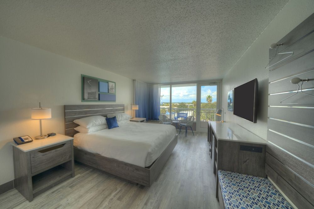 Room, 1 King Bed, Pool View