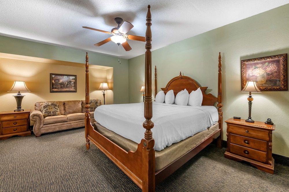 Suite, 1 King Bed, Hot Tub (Living Room;with Sofabed)