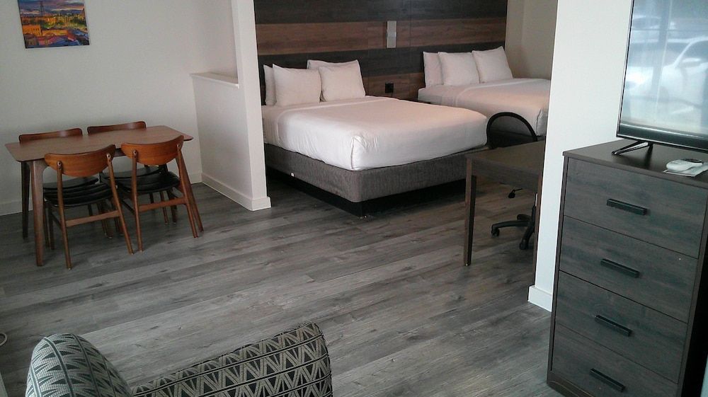 Suite, 2 Queen Beds, Non Smoking, Corner (Living Room)