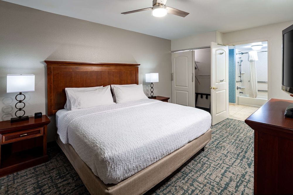 Suite, 1 King Bed, Accessible, Bathtub (Mobility & Hearing)