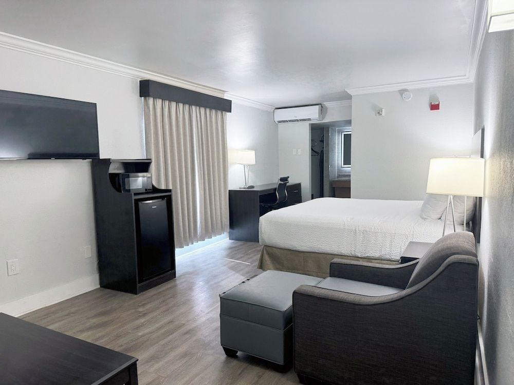 Suite, 1 King Bed with Sofa bed, Non Smoking (Mobility)