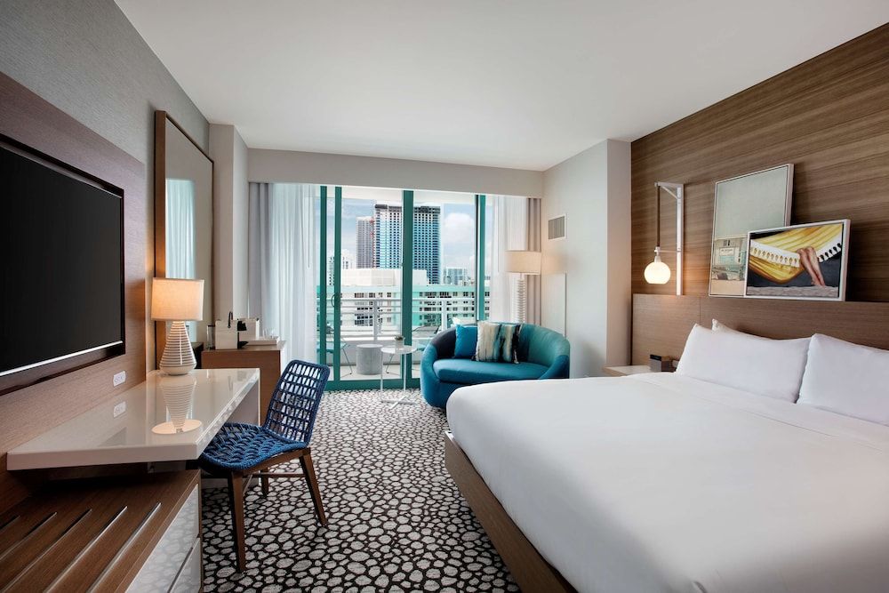 Room, 1 King Bed, Balcony, Partial Ocean View