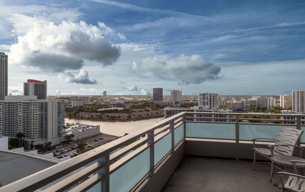 1 King Bed, Corner Room, Intracoastal View, Terrace Balcony, High Floor