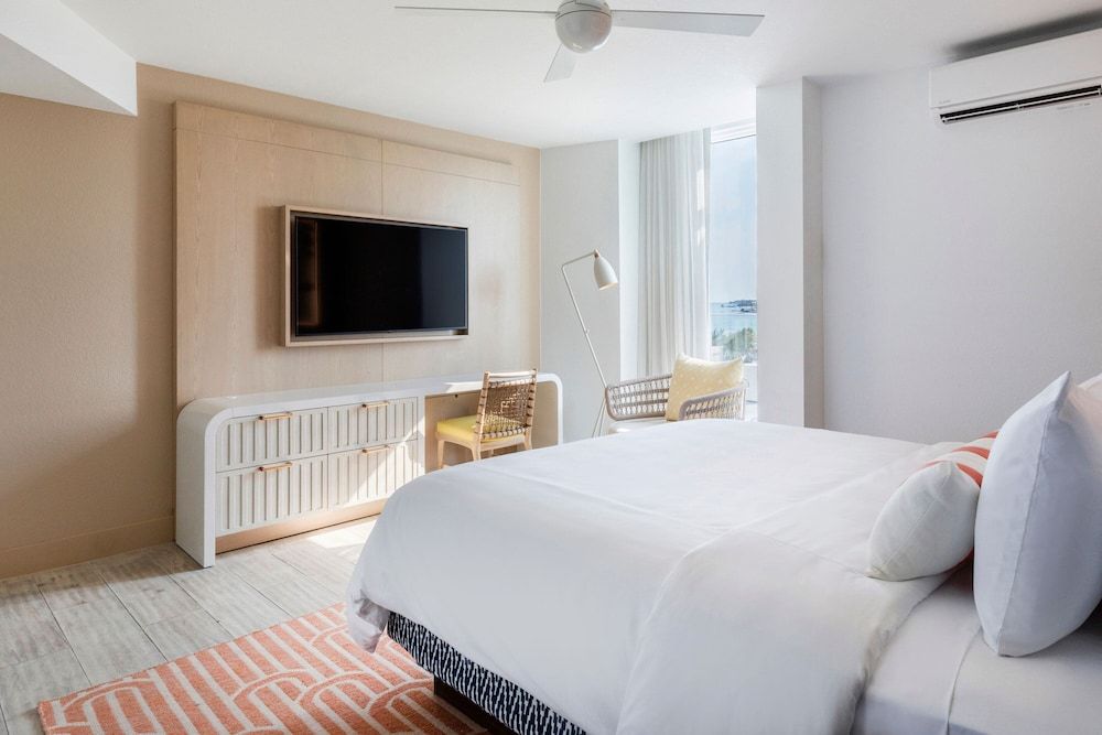 Three Waters Resort and Marina, Islamorada, a Tribute Portfolio Resort Suite, 1 King Bed with Sofa bed, Oceanfront 2