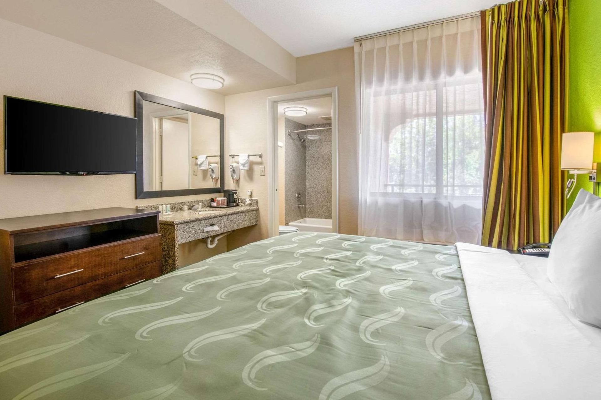 1 King Bed, Suite, Nonsmoking