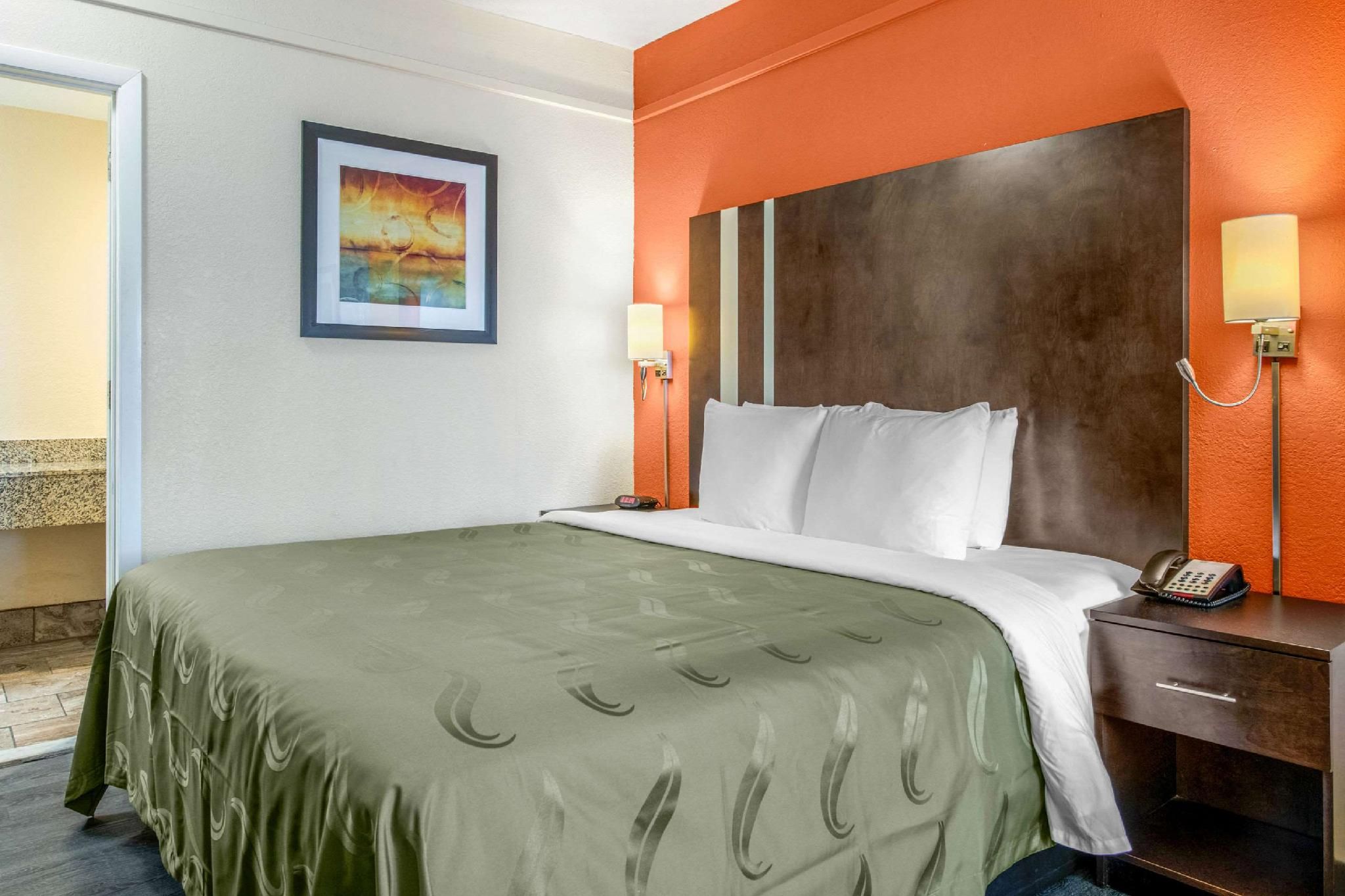 1 King Bed, Nonsmoking, Accessible