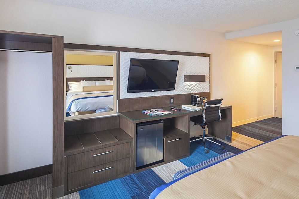 Room, 2 Queen Beds, River View (Partial River View)