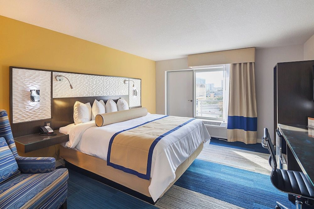 Room, 1 King Bed, River View (Partial River View)