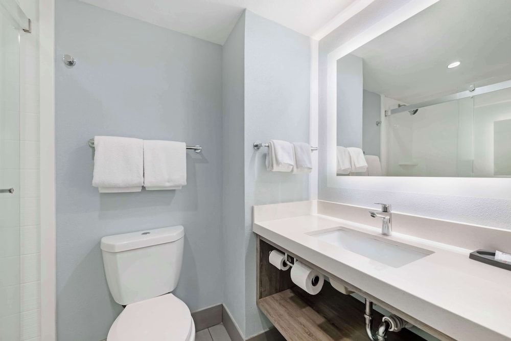 Best Western Oceanfront Standard Room, 1 King Bed, Accessible, Refrigerator & Microwave 3