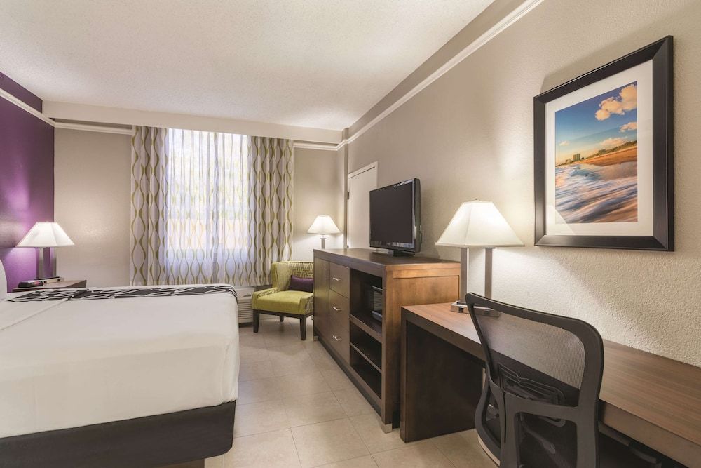 Room, 1 King Bed, Accessible, Bathtub (Mobility/Hearing, Grab bars)