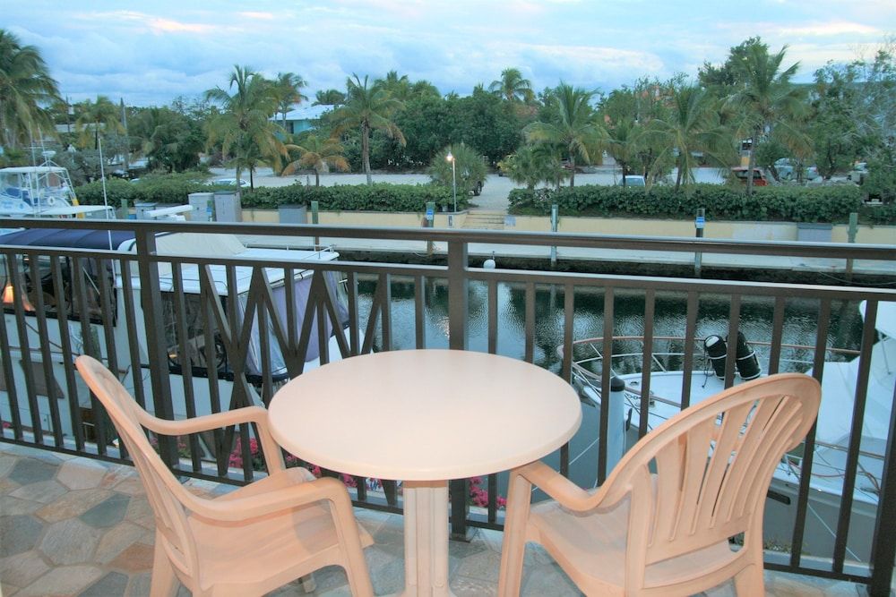 Waterside Suites & Marina Deluxe Suite, 1 King Bed, Non Smoking, Balcony 4