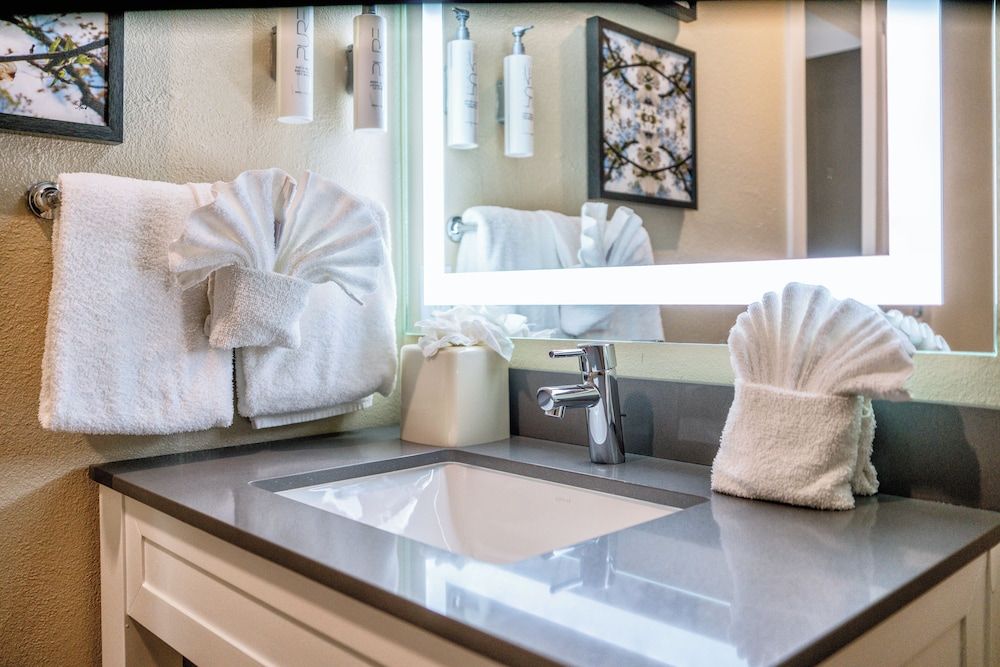 Waterside Suites & Marina Deluxe Suite, 1 King Bed, Non Smoking, Balcony 6