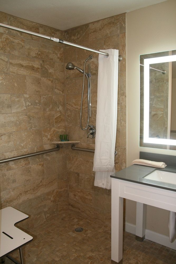 Waterside Suites & Marina Deluxe Suite, 1 King Bed, Accessible, Non Smoking 5