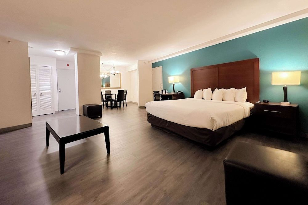 undefined Comfort Inn & Suites Kissimmee by the Parks 4