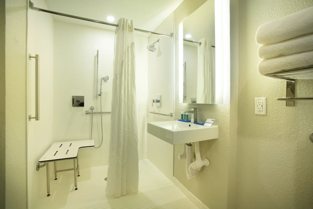 Suite, 1 Bedroom, Accessible (Roll-In Shower)