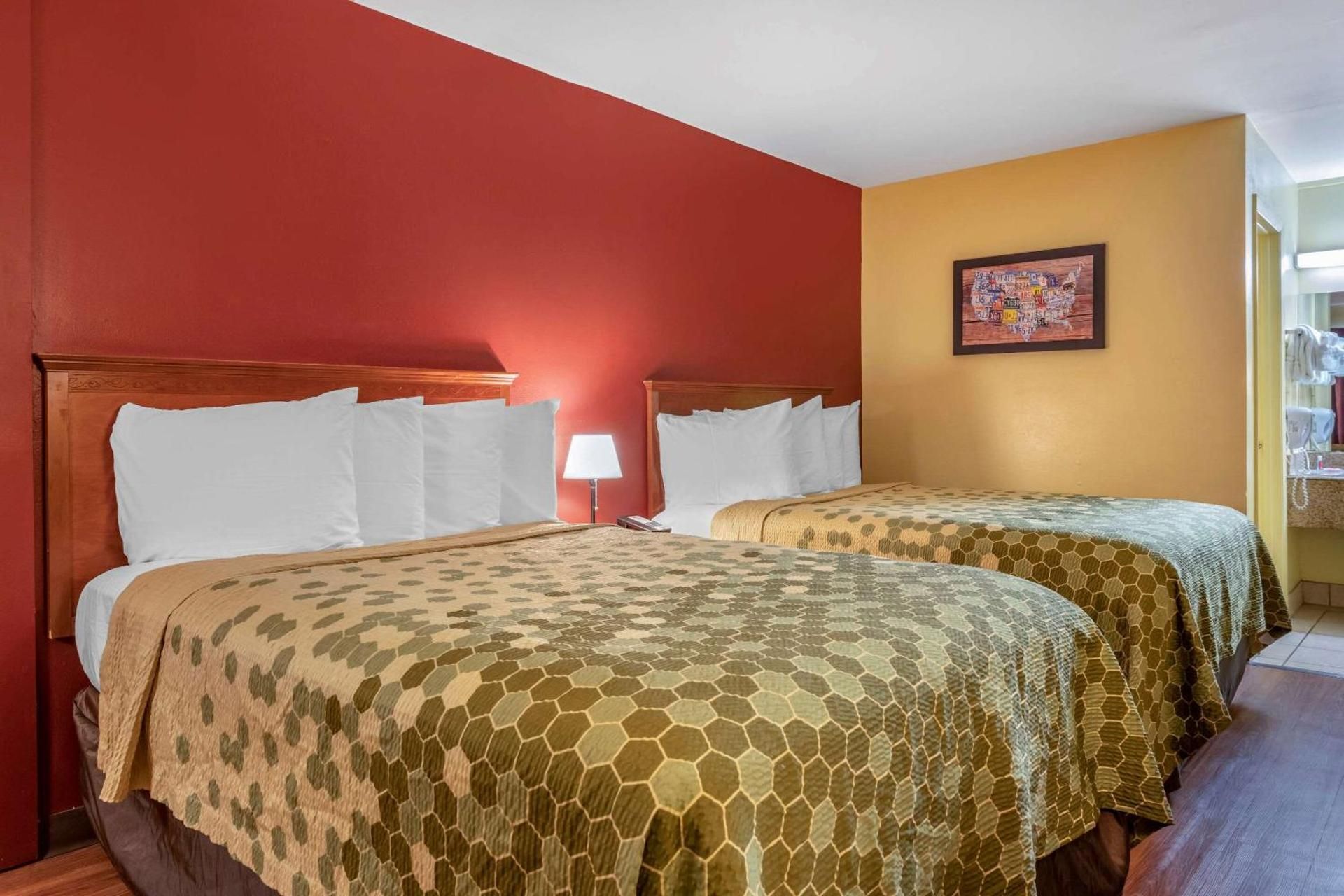 undefined Econo Lodge Inn & Suites Maingate Central 6