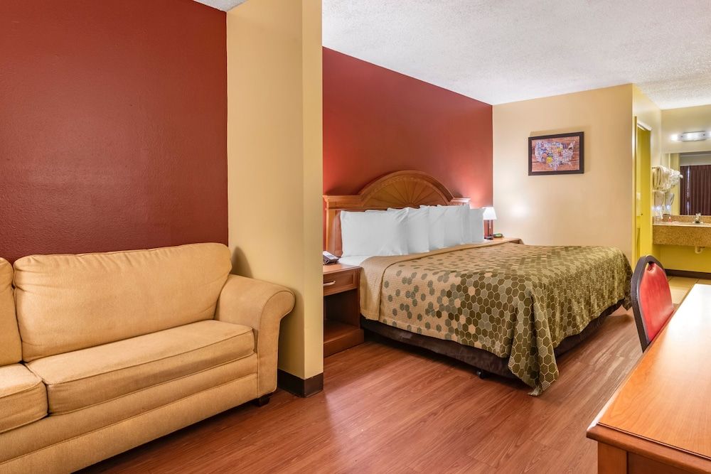 undefined Econo Lodge Inn & Suites Maingate Central 4